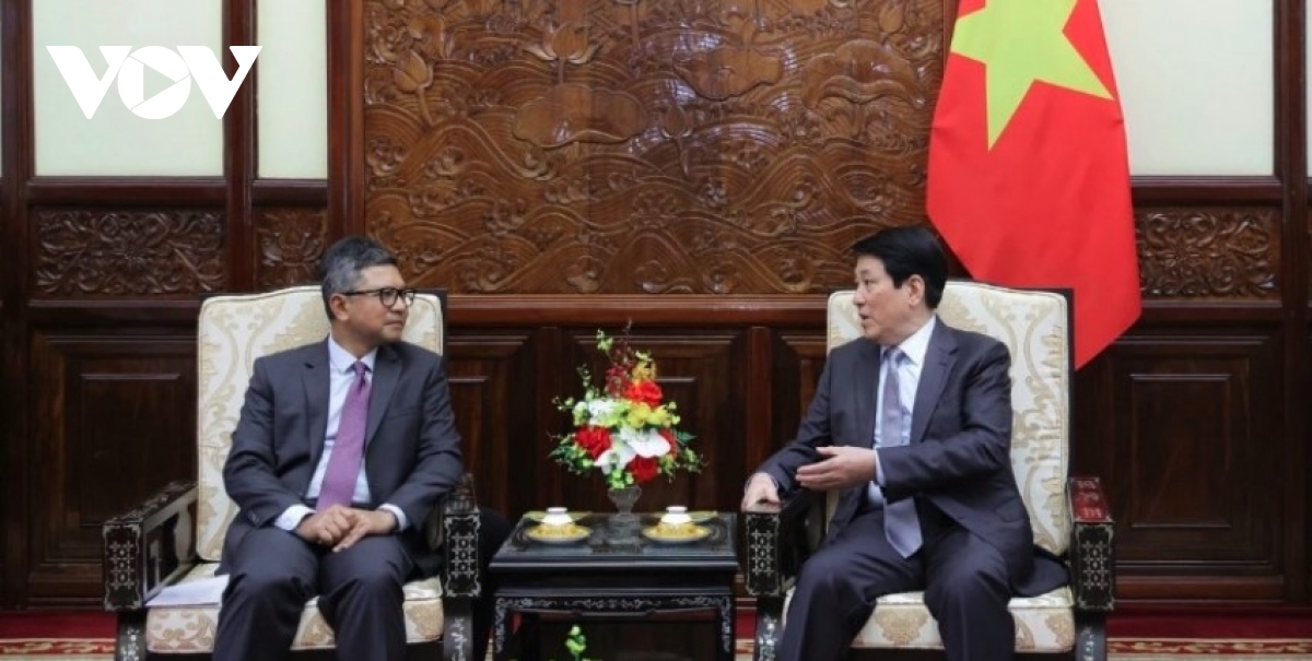 President hosts farewell meetings with Indonesian and Singaporean ambassadors